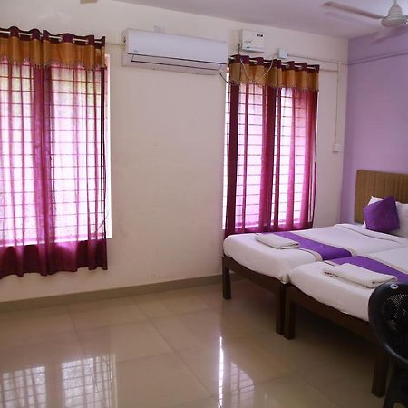 V Bee Plaza Hotel Thiruvananthapuram Екстериор снимка