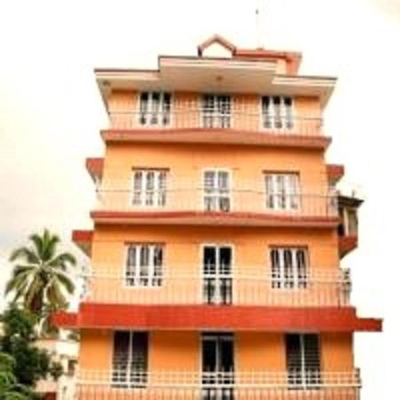 V Bee Plaza Hotel Thiruvananthapuram Екстериор снимка
