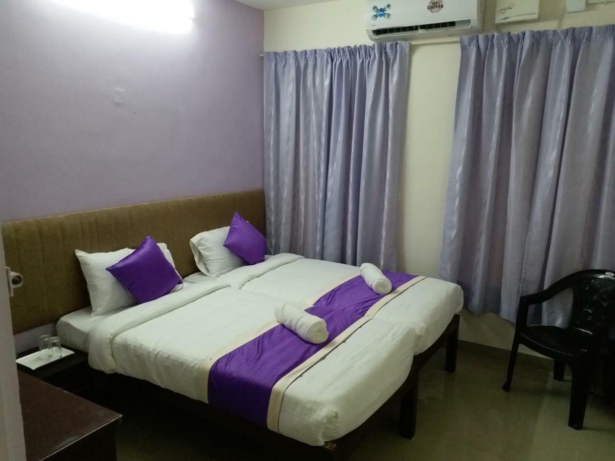 V Bee Plaza Hotel Thiruvananthapuram Екстериор снимка