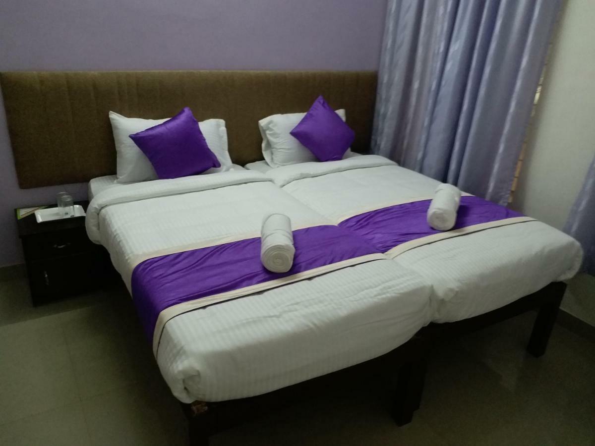 V Bee Plaza Hotel Thiruvananthapuram Екстериор снимка