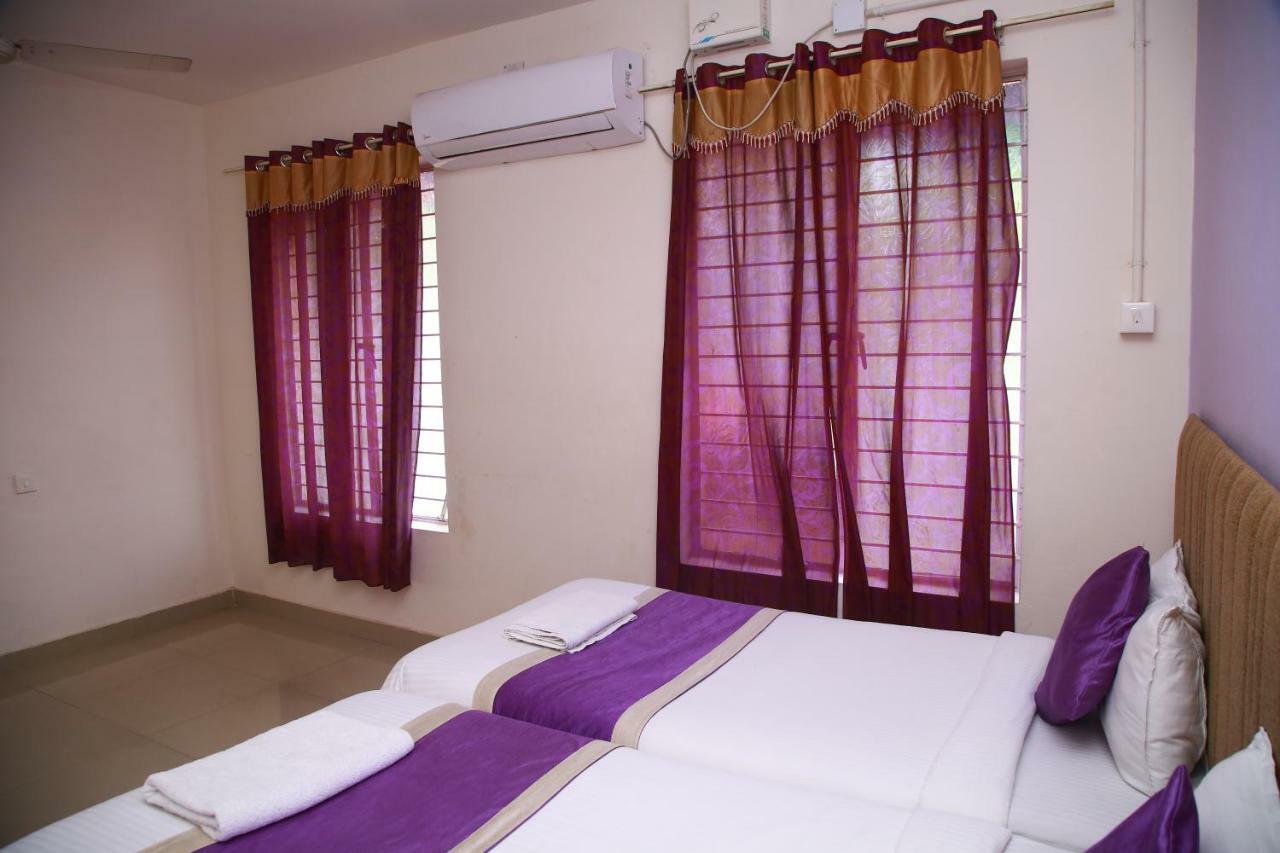 V Bee Plaza Hotel Thiruvananthapuram Екстериор снимка