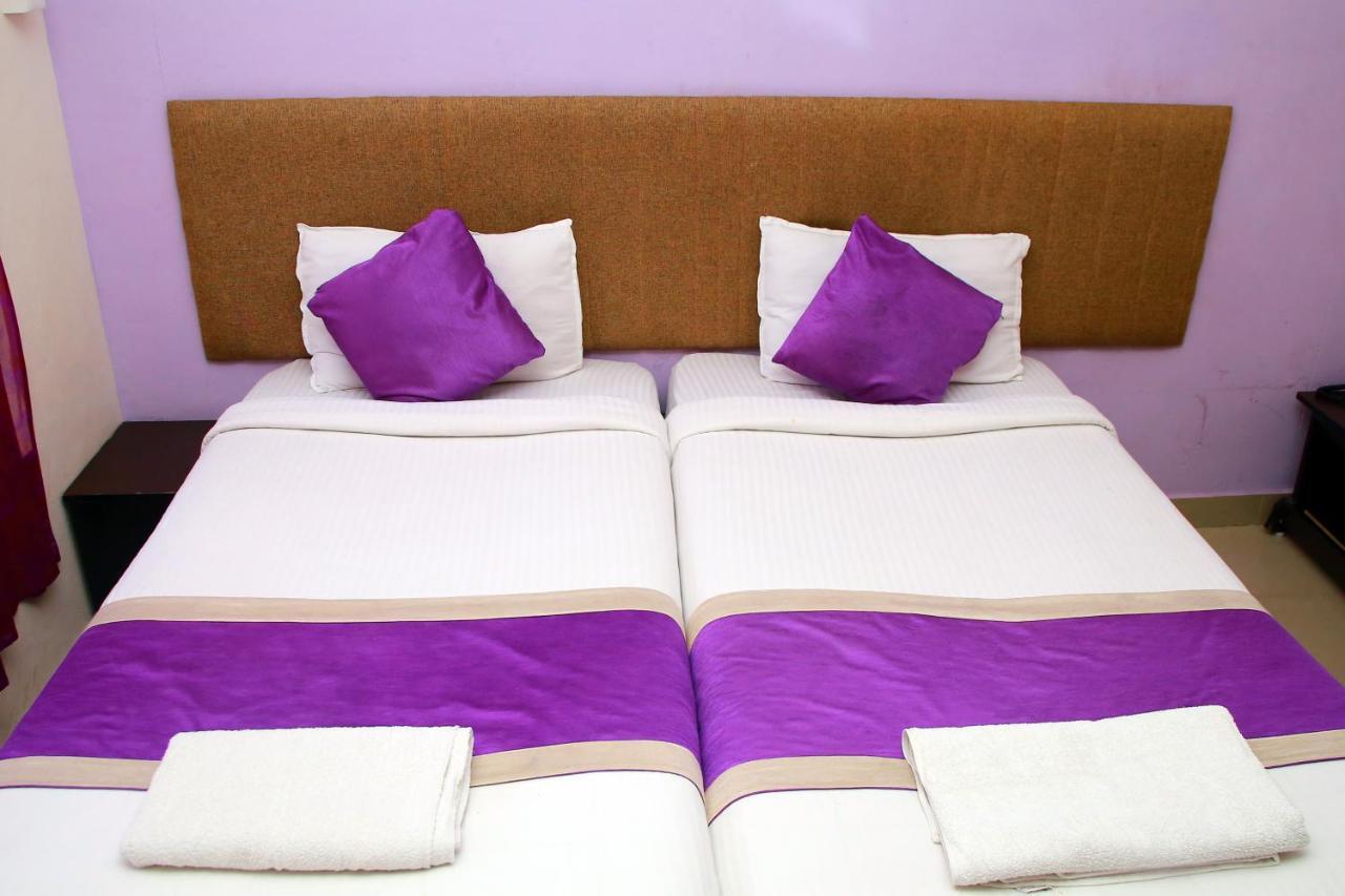 V Bee Plaza Hotel Thiruvananthapuram Екстериор снимка