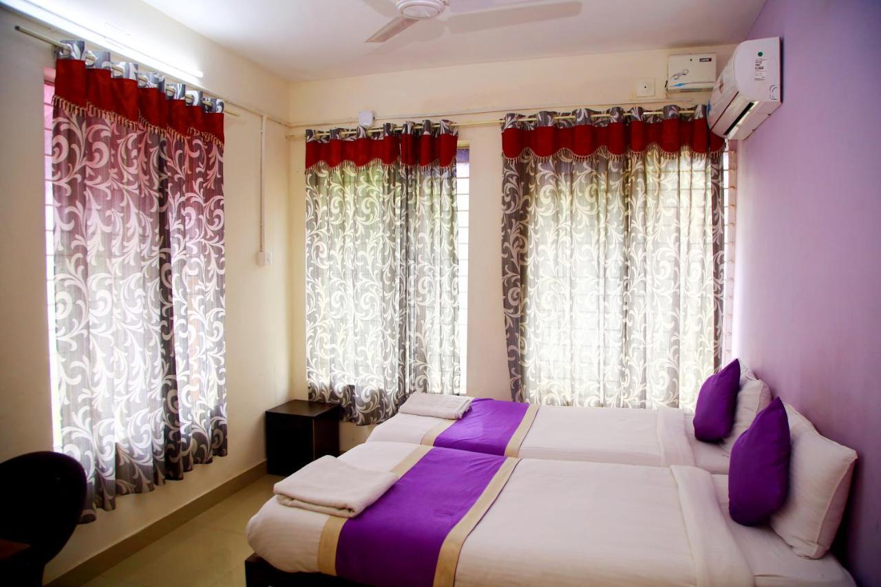 V Bee Plaza Hotel Thiruvananthapuram Екстериор снимка