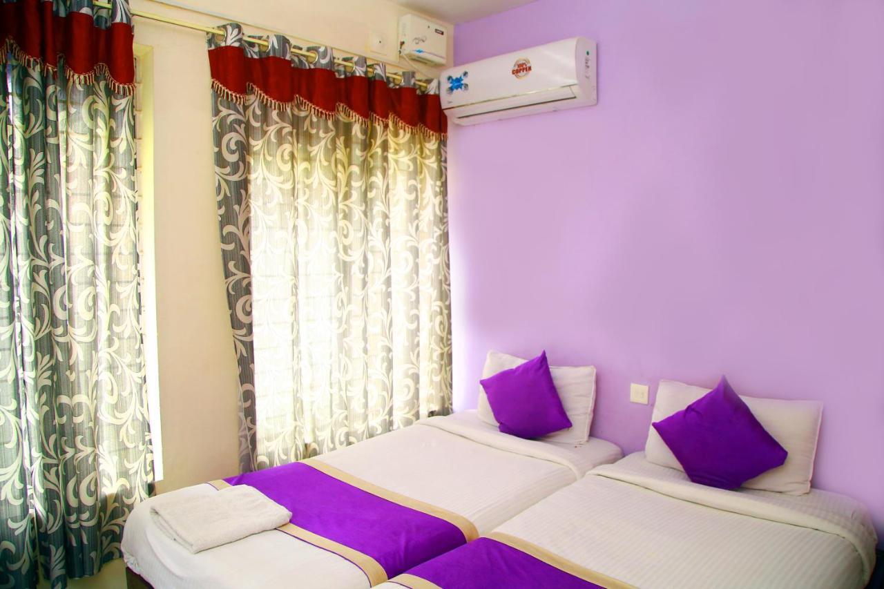V Bee Plaza Hotel Thiruvananthapuram Екстериор снимка