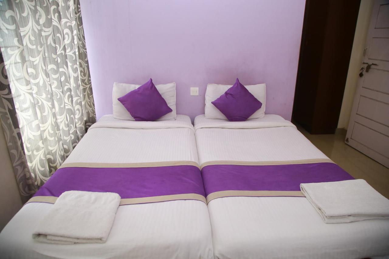 V Bee Plaza Hotel Thiruvananthapuram Екстериор снимка