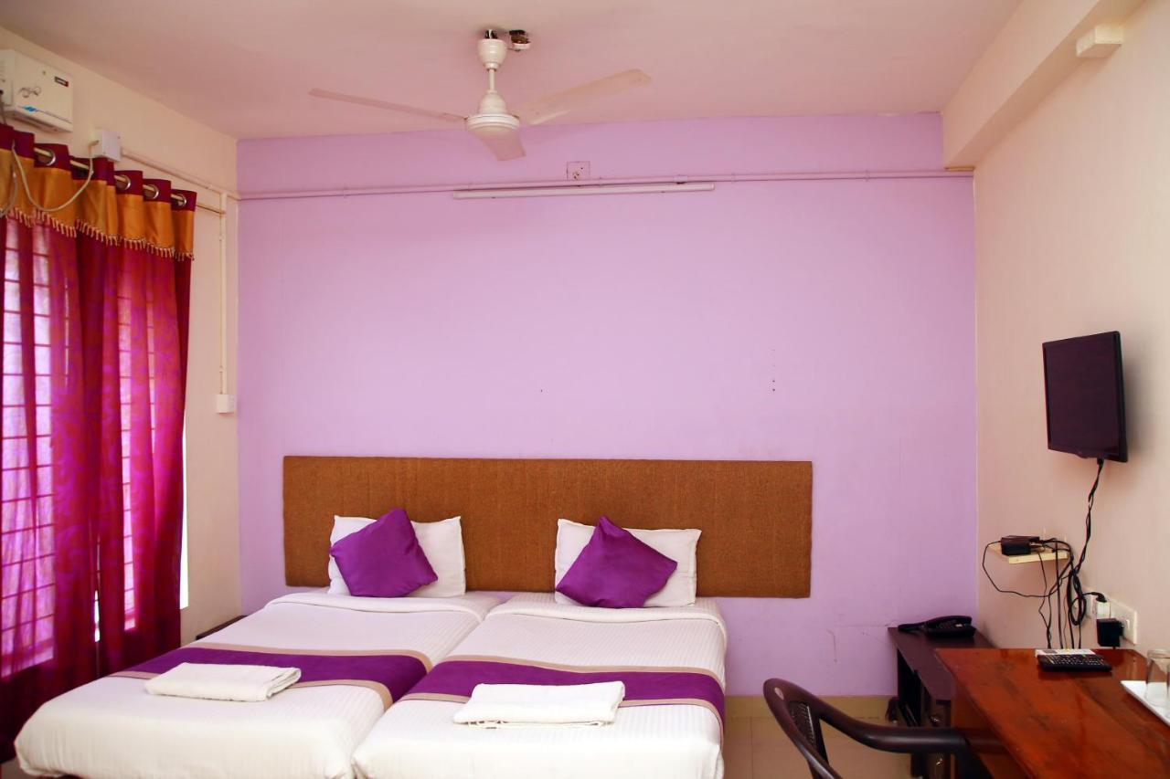 V Bee Plaza Hotel Thiruvananthapuram Екстериор снимка