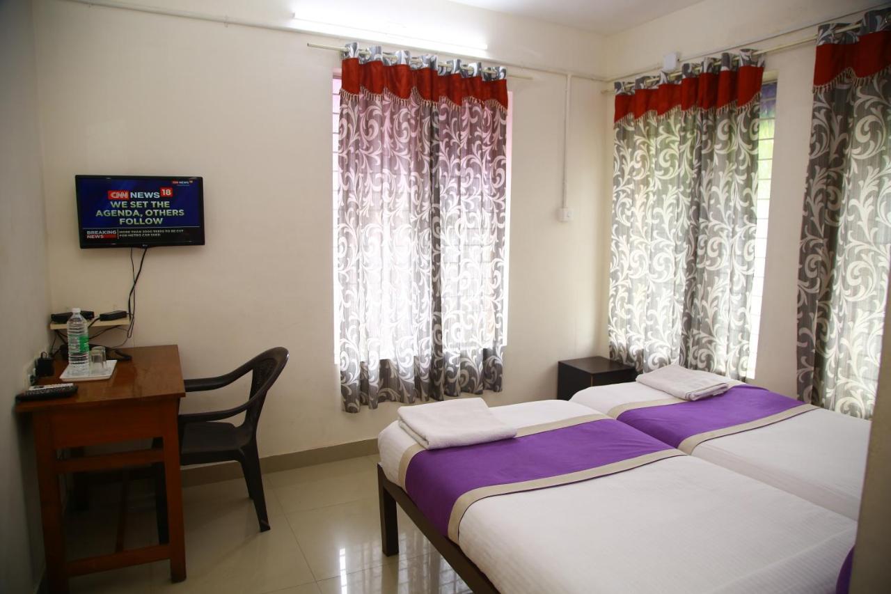 V Bee Plaza Hotel Thiruvananthapuram Екстериор снимка
