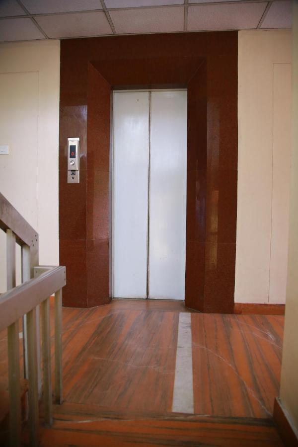 V Bee Plaza Hotel Thiruvananthapuram Екстериор снимка