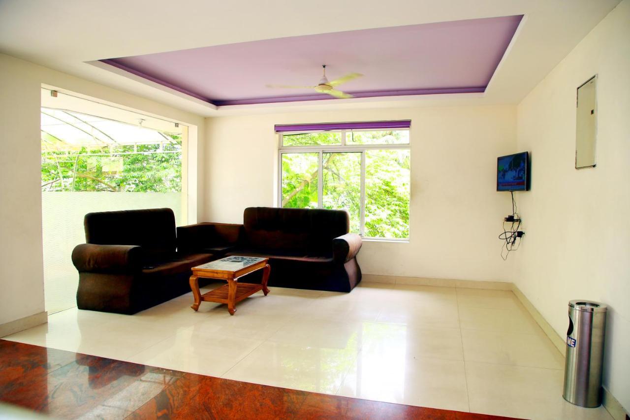 V Bee Plaza Hotel Thiruvananthapuram Екстериор снимка