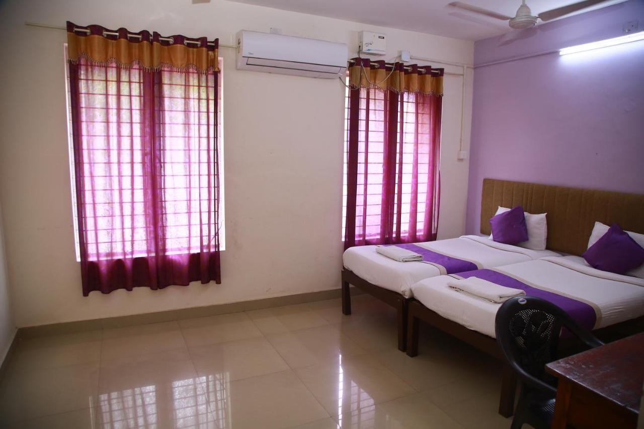 V Bee Plaza Hotel Thiruvananthapuram Екстериор снимка