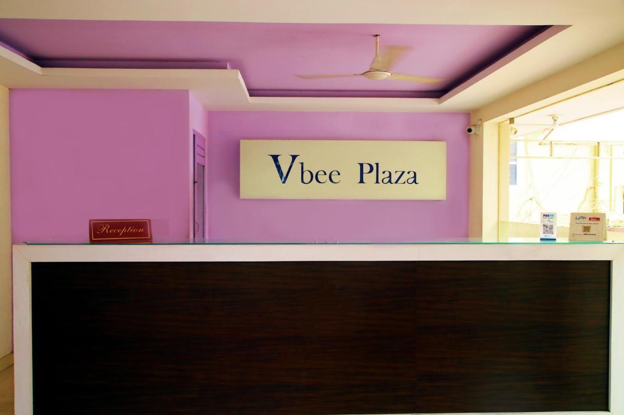 V Bee Plaza Hotel Thiruvananthapuram Екстериор снимка