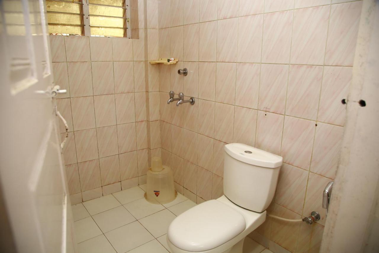 V Bee Plaza Hotel Thiruvananthapuram Екстериор снимка