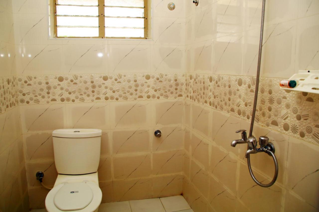 V Bee Plaza Hotel Thiruvananthapuram Екстериор снимка