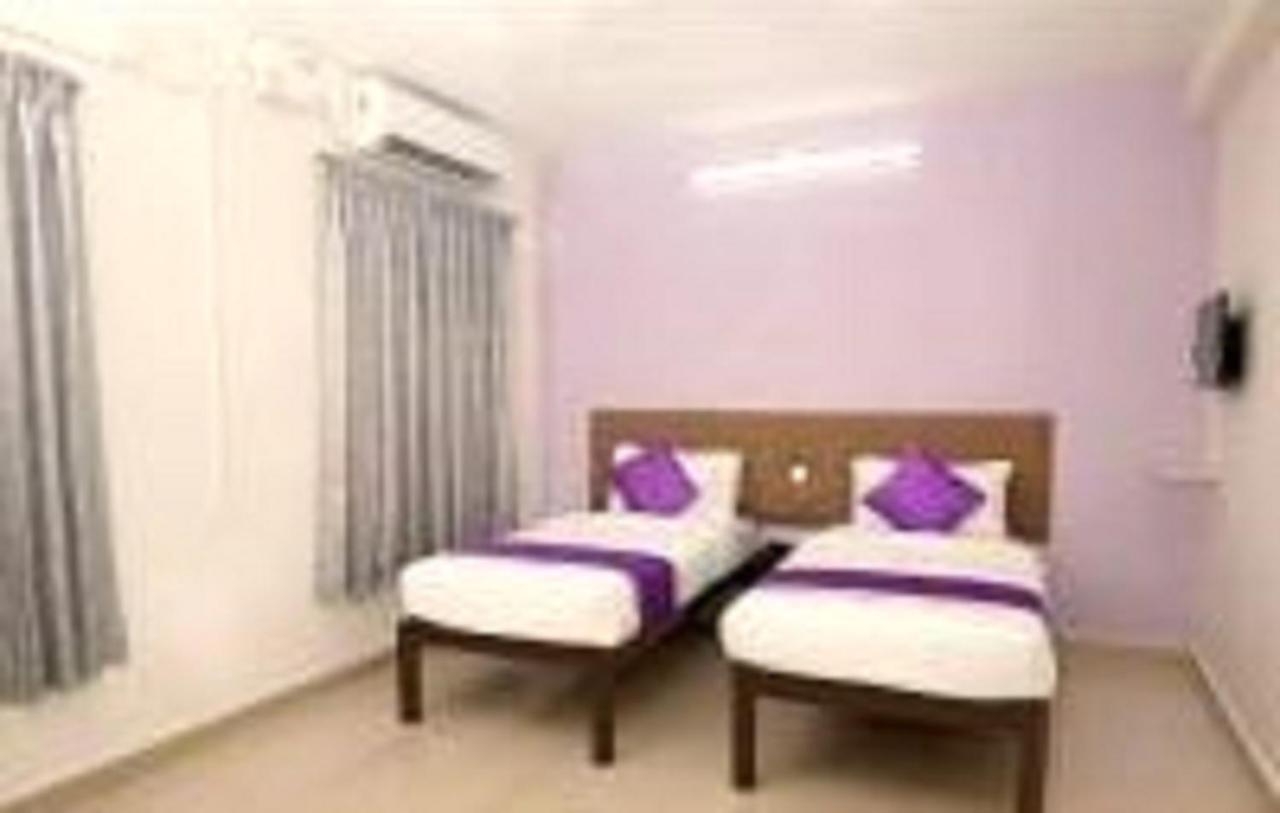 V Bee Plaza Hotel Thiruvananthapuram Екстериор снимка