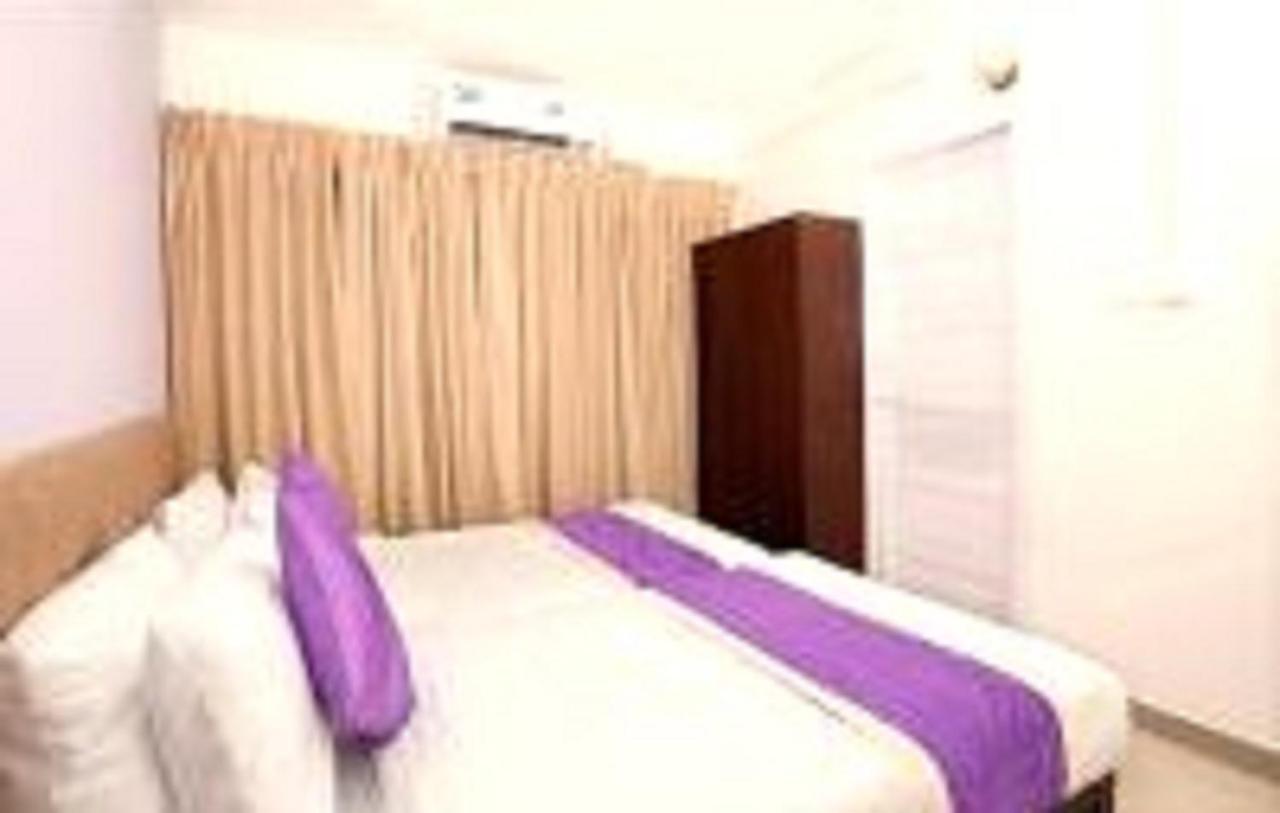 V Bee Plaza Hotel Thiruvananthapuram Екстериор снимка