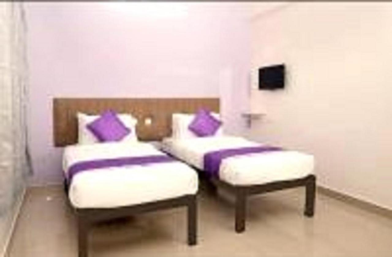 V Bee Plaza Hotel Thiruvananthapuram Екстериор снимка