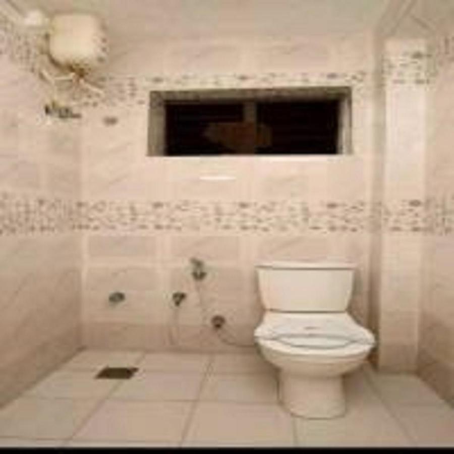 V Bee Plaza Hotel Thiruvananthapuram Екстериор снимка
