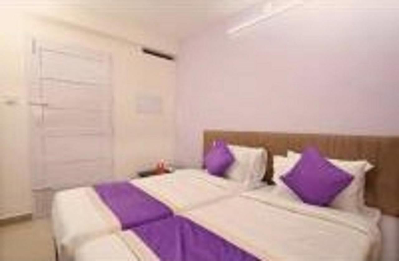 V Bee Plaza Hotel Thiruvananthapuram Екстериор снимка