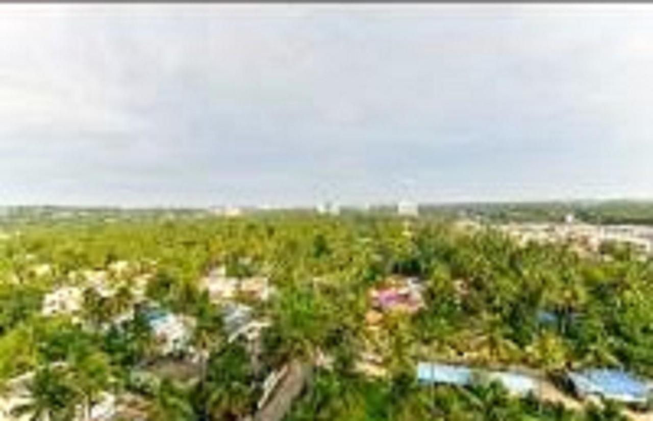 V Bee Plaza Hotel Thiruvananthapuram Екстериор снимка